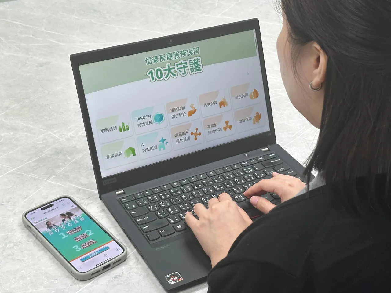 为回应市场对安全感的期待,信义房屋一直一直以来推动「SinyiCare十大守护」,从价格资讯、产权审查到特殊屋况风险,逐一建构起制度化的防线。信义房屋提供