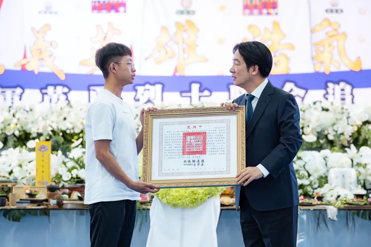 總統賴清德頒發海軍二五六戰隊海虎軍艦士官長林俊榮、顏辰帆、張晁毓褒揚令。總統府提供