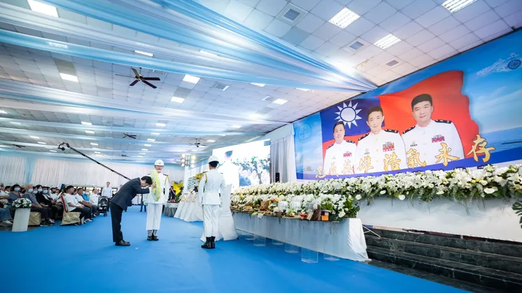 總統賴清德頒發海軍二五六戰隊海虎軍艦士官長林俊榮、顏辰帆、張晁毓褒揚令。總統府提供