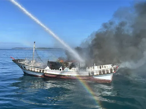 澎湖漁船故障拖港檢修 海上突竄火船長跳海逃生 海巡馳援救人