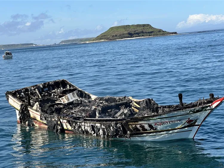 火勢約30分鐘撲滅，但漁船已經燒得面目全非，不堪使用。海巡提供