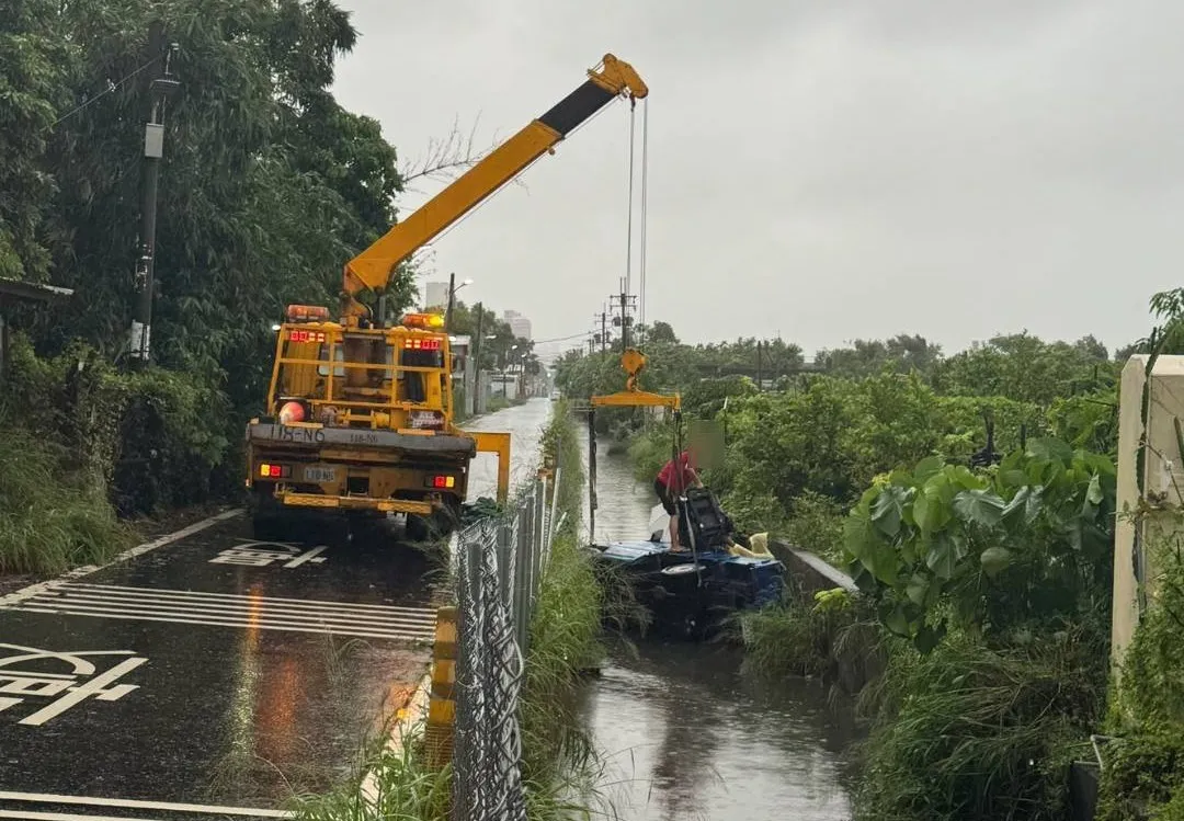 吊车前来排除事故现场,希望尽速恢复道路畅通。民众提供
