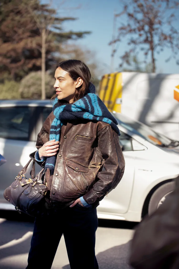 亞歷姍鍾以皮衣造型率性演繹棕色鎖頭包。品牌提供