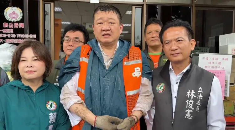 何博文受訪時指出「賴主席指示全力救災」，林俊憲則喊「天佑台灣」。讀者提供