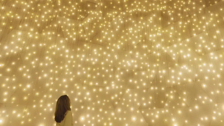 《Massless Suns and Dark Suns》：以成千上萬發光球體構成的「認知雕塑」，喚起對光與黑暗的感知思考。teamLab Biovortex Kyoto, Kyoto @teamLab提供