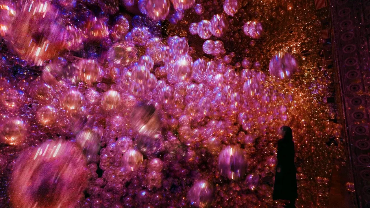 《Morphing Continuum》:由漂浮光點構成、如宇宙般持續變化與重組的巨大動態生命體。teamLab Biovortex Kyoto, Kyoto @teamLab提供