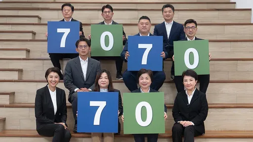 黃國昌現身國民黨7:0大合影 自己坐一排身邊沒人
