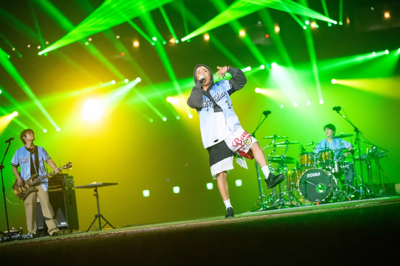 FTISLAND主唱李洪基(中)、贝斯手李在真(左)、鼓手崔敏焕嗨炸大巨蛋。翻摄富邦悍将IG