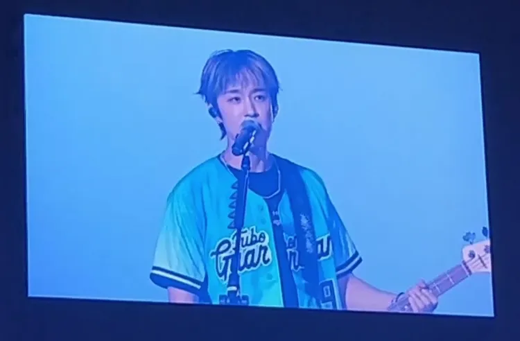 貝斯手李在真賣力演奏。讀者提供