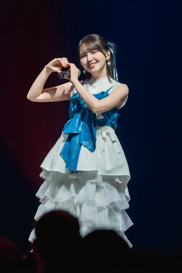 鬼頭明里比出愛心，萌翻全場。大鴻藝術提供