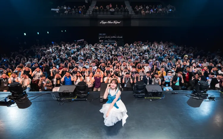 鬼頭明里跟全場粉絲合照。大鴻藝術提供