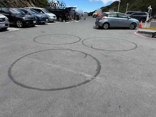 武嶺停車場當賽車場燒胎繞圈 太管處要罰了