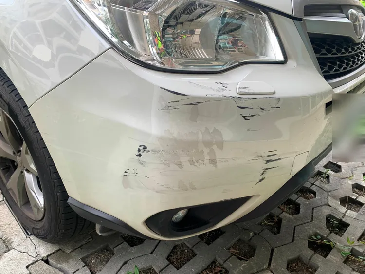 2次碰撞竟稱是壓到石頭，監視器畫面鐵證。翻攝畫面