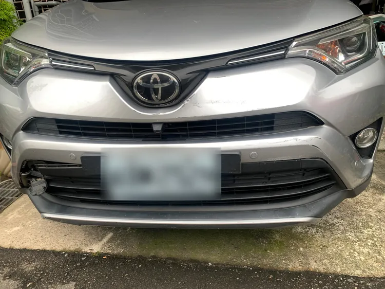 2次碰撞竟稱是壓到石頭，監視器畫面鐵證。翻攝畫面