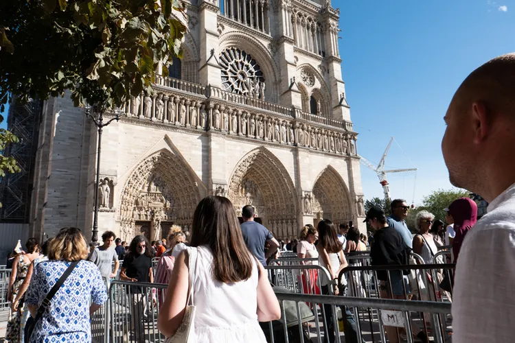 根據費加洛報（Le Figaro）統計，聖母院每日湧入3.5萬名訪客，重新開放不到一年，已累積超過700萬參觀人次，迅速重回法國最受歡迎的古蹟之列。整體修護工程將持續至2030年。 中央社