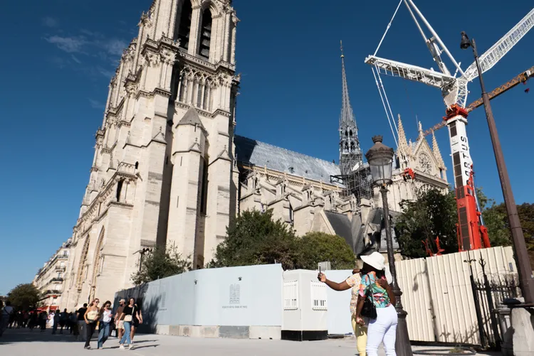 建立自1163年的巴黎聖母院，在1250年時完成兩座高達69公尺的鐘樓，為哥德式教堂代表。在2019年慘遭祝融、2024年底重啟後，鐘樓將於9月底開放登頂。 中央社