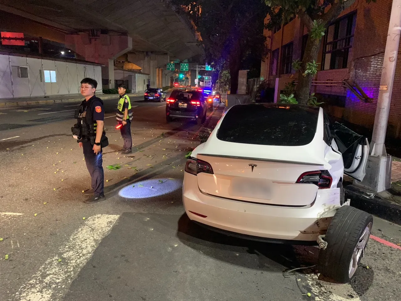 吳男開特斯拉闖紅燈,發生車禍釀成6人受傷。民眾提供