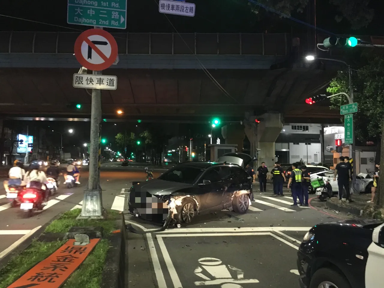現場多部機車遭波及,所幸機車騎士僅皮肉傷,但嚇得不輕。民眾提供