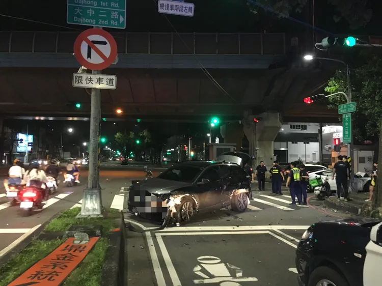 現場多部機車遭波及，所幸機車騎士僅皮肉傷，但嚇得不輕。民眾提供