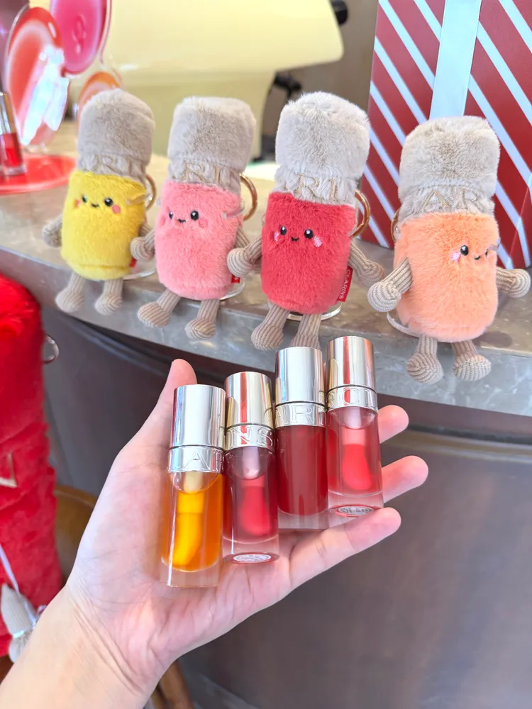 克蘭詩將彈潤植萃美唇油4款人氣色，打造為「美唇油絨毛娃娃」盲盒。張家玲攝