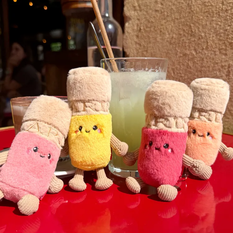 克蘭詩將彈潤植萃美唇油4款人氣色，打造為「美唇油絨毛娃娃」盲盒。品牌提供