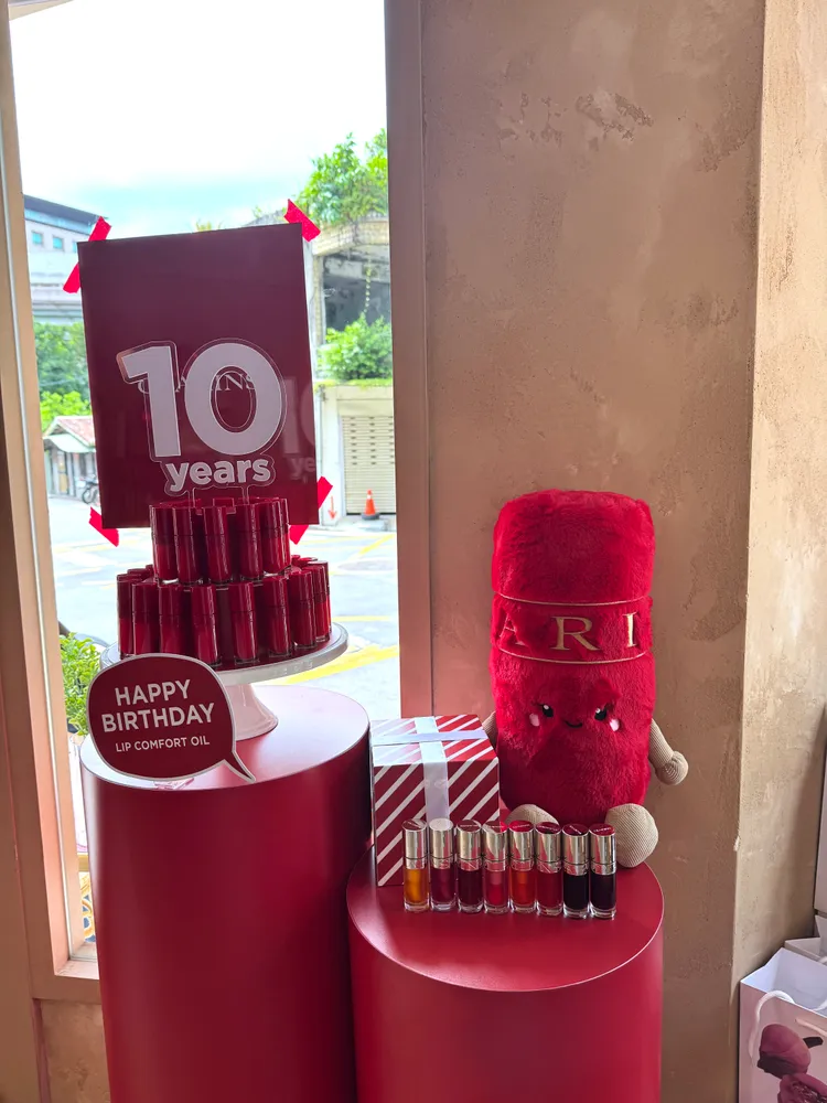 克蘭詩慶祝彈潤植萃美唇油上市10周年，推出限定色號#54。張家玲攝