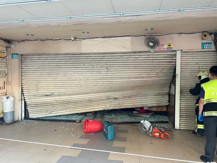 當歸鴨新莊總店今（24日）凌晨被人開車衝撞大門，不料隔沒多久樹林分店也遭此橫禍。翻攝畫面