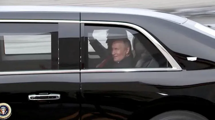 普丁與川普乘坐同輛車抵達會場。路透