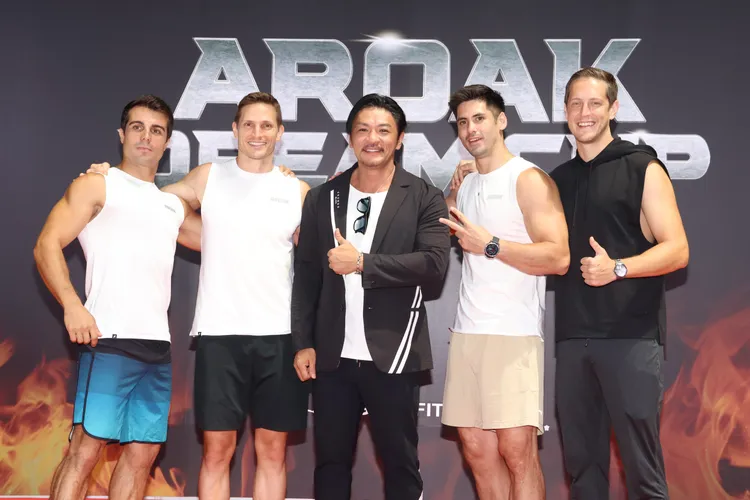 西班牙雕像型男佩德羅（左起）、肌肉男神賀少俠、日籍藝人夢多、南非混血選手肯納、藝人賈斯汀等今天出席記者會。莊宗達攝