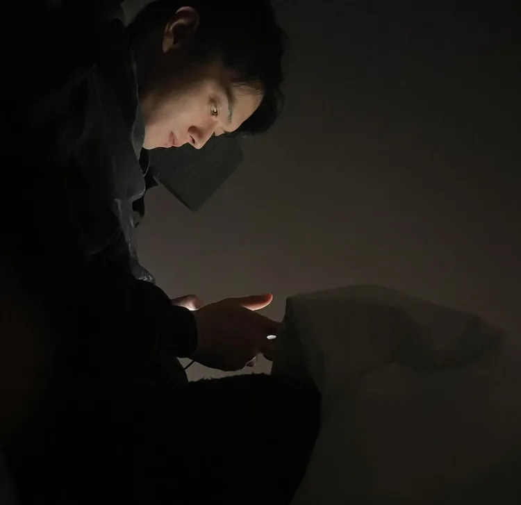 許凱躺在床上滑手機。翻攝許荔莎微博