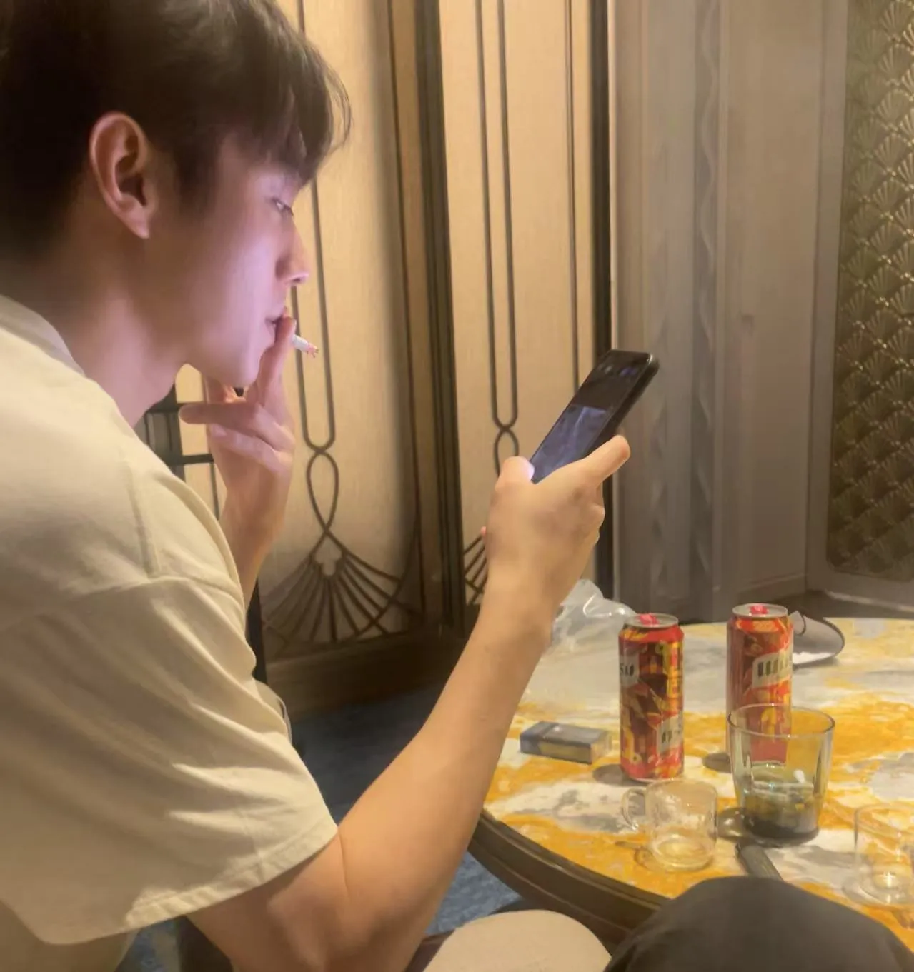 许荔莎晒出许凯抽烟照。翻摄许荔莎微博