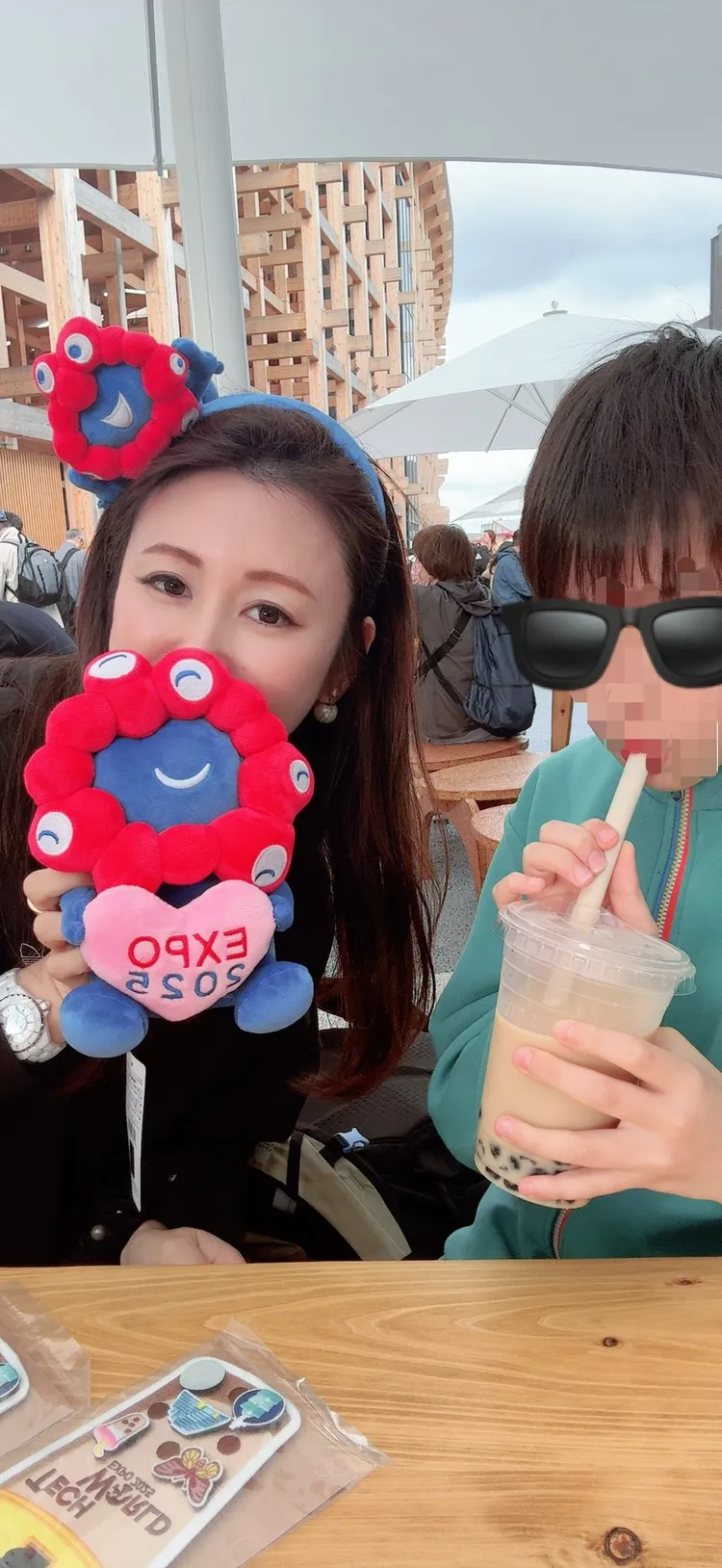 麻衣（左）和兒子在日本喝珍珠奶茶。麻衣提供