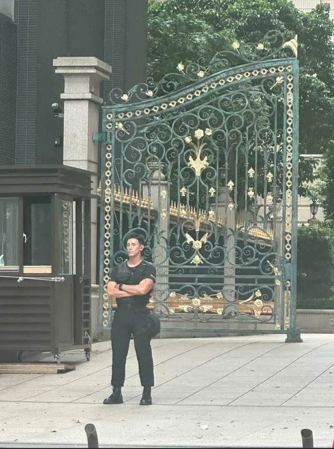 另一名女網友也分享她拍下該名帥哥保全的照片。翻攝Threads