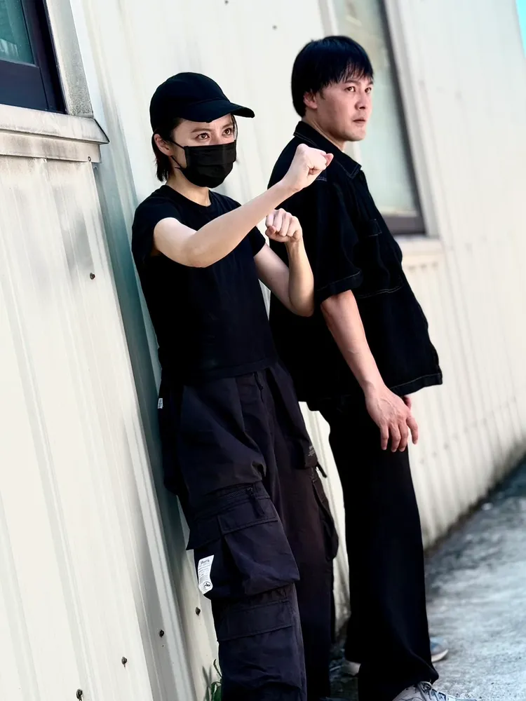 黃文星（右）臥底身分被揭穿，左為王瞳。民視提供