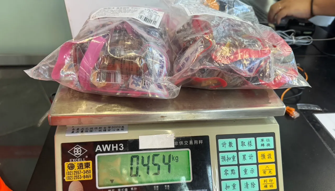 小三通旅客從中國帶回火腿腸零嘴,代價是20萬罰鍰。翻攝畫面
