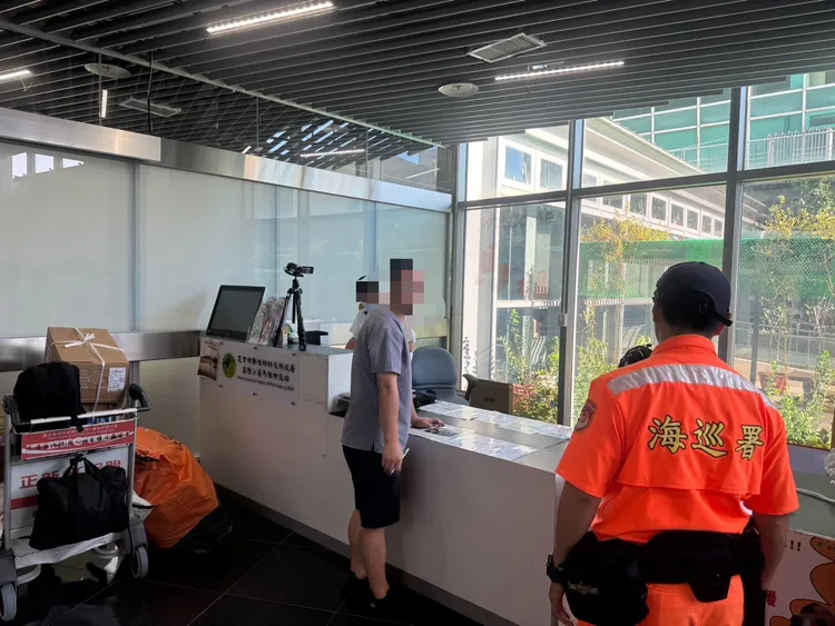 小三通旅客從中國帶回火腿腸零嘴，代價是20萬罰鍰。翻攝畫面