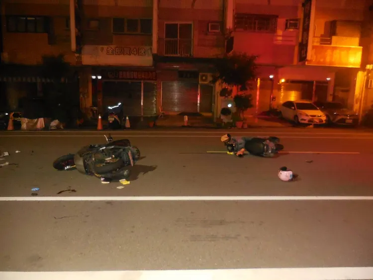 2輛機車追撞，2名騎士均測出酒測值超標。民眾提供