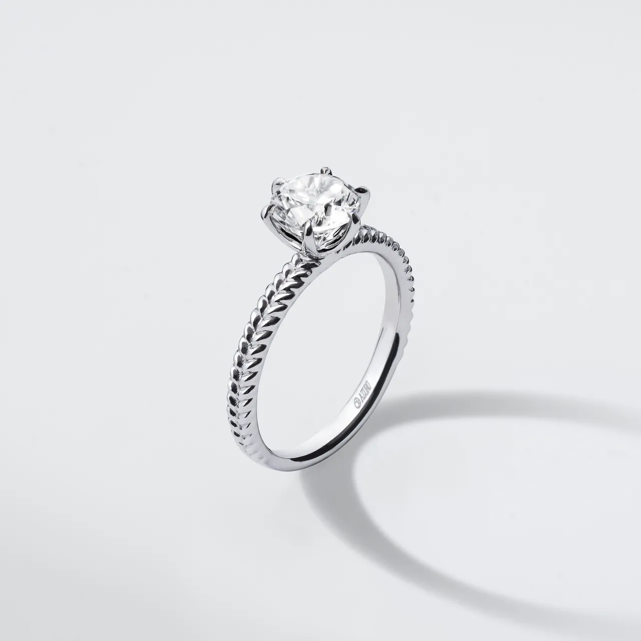 Azuro Republic经典月桂系列Laurel of Love铂金圆形明亮式钻石戒指,79万7000元。品牌提供