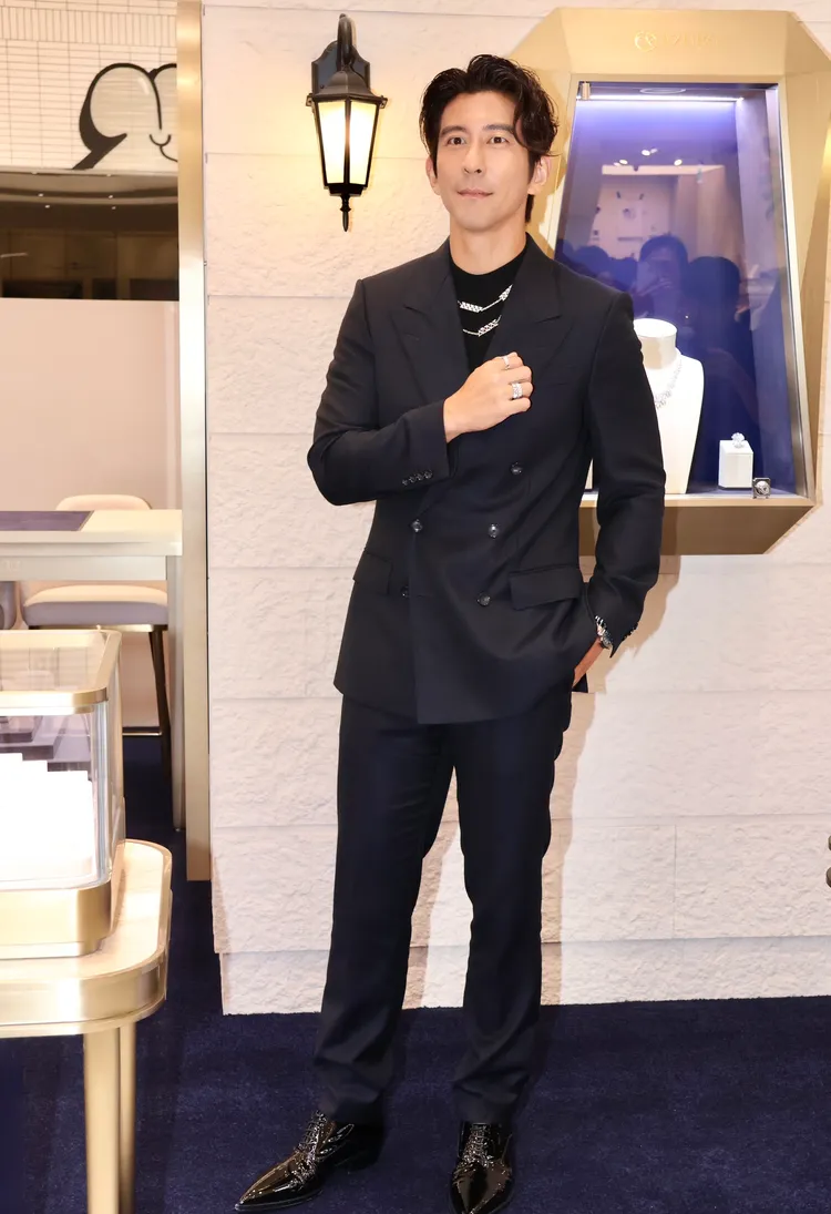 修杰楷以深色西裝襯托出品牌最新「AZ Signature鉑金系列」。莊宗達攝