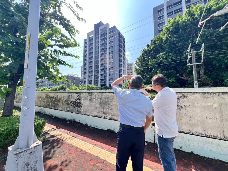 受害大樓對面是鐵道及馬路，警方不排除是空氣槍或強力彈弓造成。警方提供