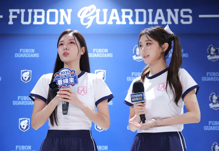 中華職棒例行賽16日在台北大巨蛋由中信兄弟隊與富邦悍將隊交手，富邦啦啦隊南珉貞（左）、李珠珢（右）將隊旗當成飛天掃帚騎引發爭議，17日下午出面回應並道歉。 中央社