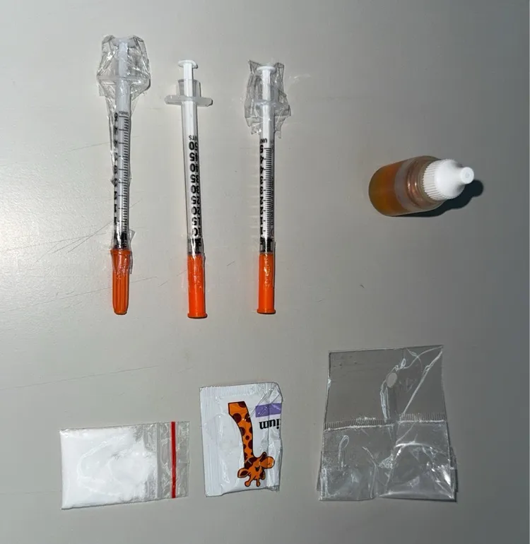 毒鴛鴦身上海洛因、安非他命、針筒3支及卡西銅煙油各式毒品都有，因怕被查獲而拒檢逃逸。翻攝畫面