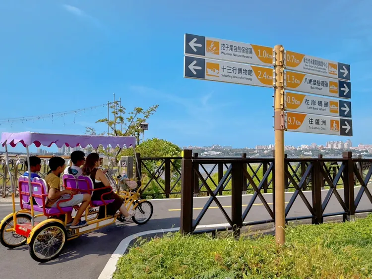 十三行博物館推出「十三漫遊-零碳輕旅」，透過渡輪與單車的綠色接駁無縫暢遊。館方提供