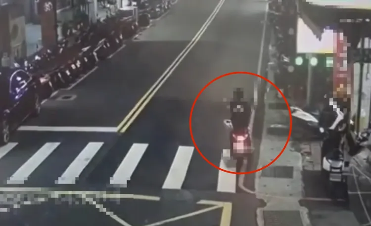 竊嫌騎機車行經當地被監視器拍下，警方以車追人，11小時抓到他。翻攝畫面