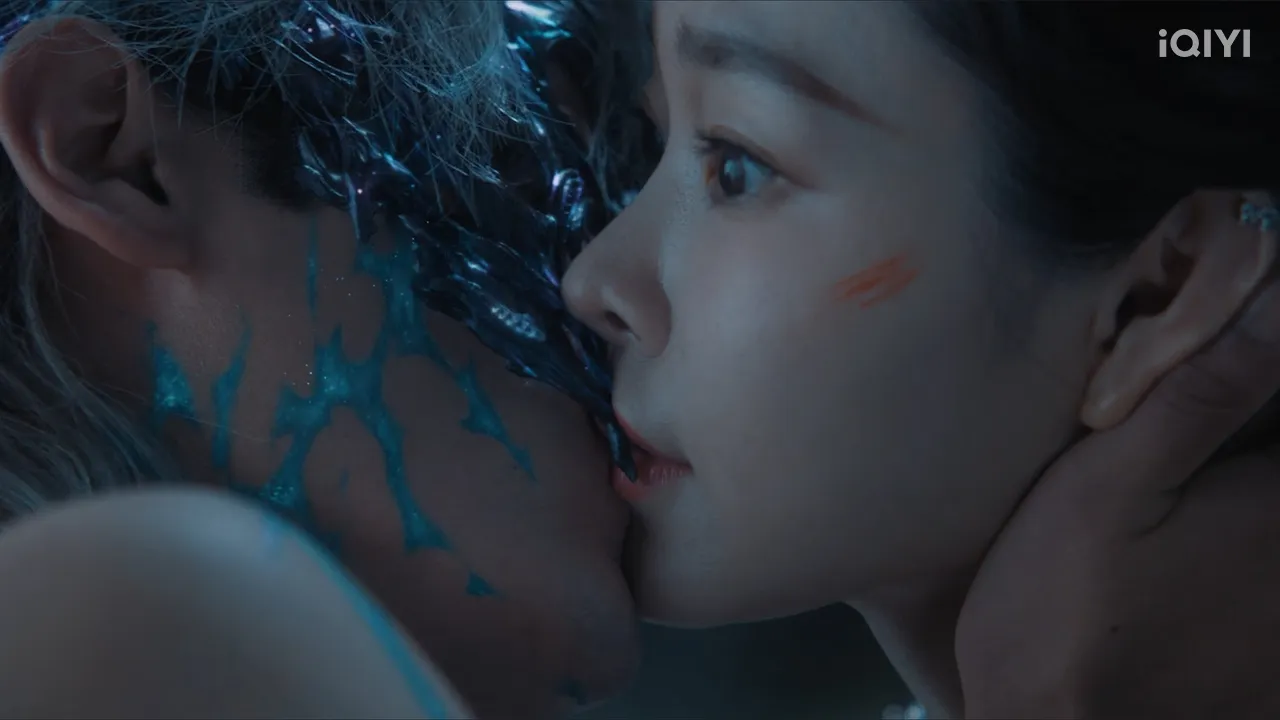 丞磊(左)被宋軼的血吸引強吻。截自愛奇藝國際版