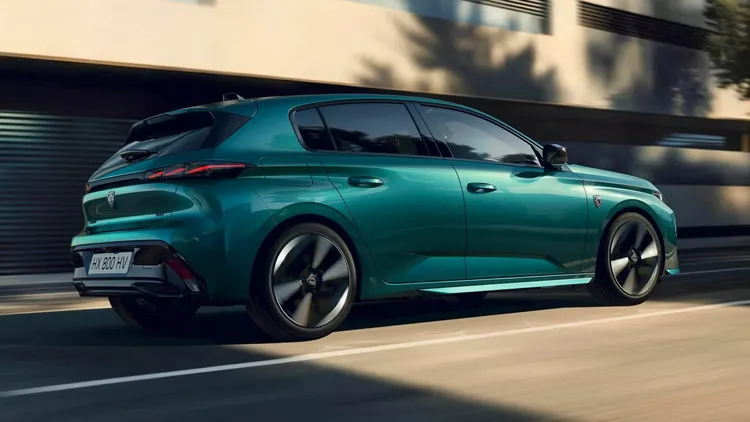 車尾取消鍍鉻飾條，尾燈則全車系統一具備燈爪造型。原廠照片