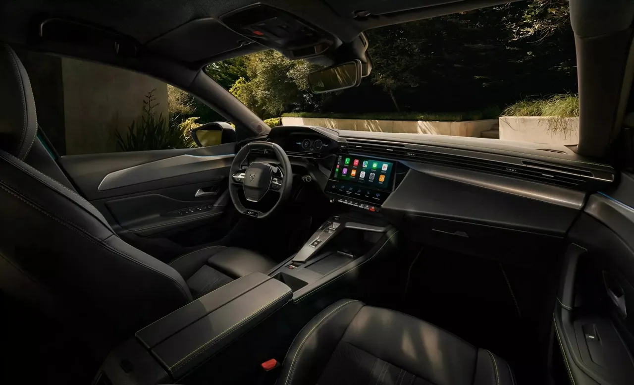 内装依旧是 Peugeot 标志性的 i-Cockpit 小盘径方向盘布局,但新增 10 吋数位仪表搭配 3D 图形显示。原厂照片