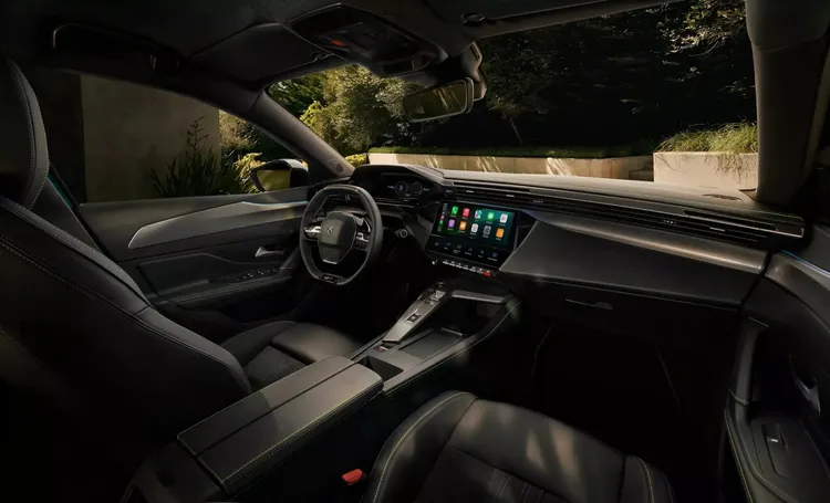 內裝依舊是 Peugeot 標誌性的 i-Cockpit 小盤徑方向盤佈局，但新增 10 吋數位儀表搭配 3D 圖形顯示。原廠照片