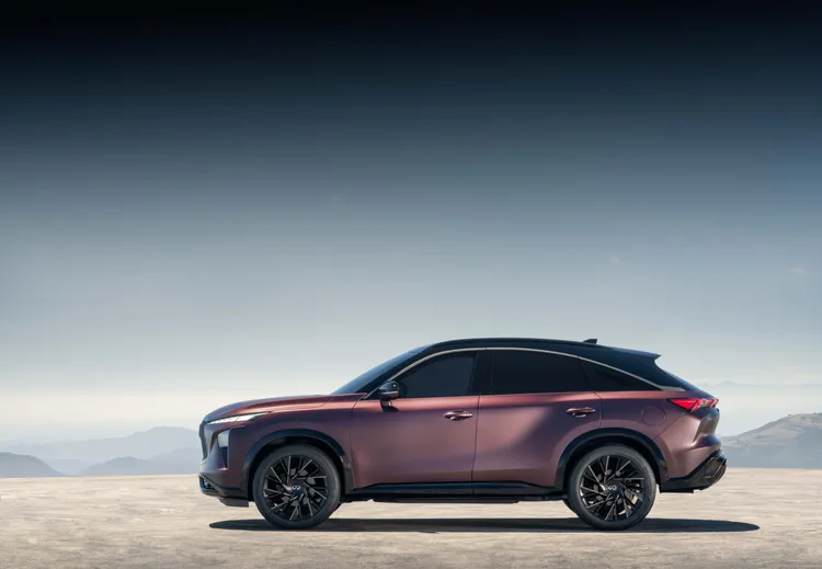 車側採用優雅的coupe-like線條，搭配短前懸與大尺寸鋁圈，展現出跨界與跑格兼備的氛圍。原廠照片