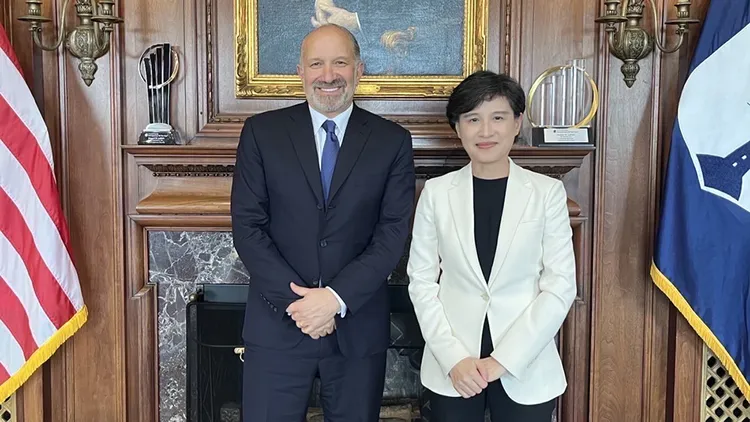 行政院公布鄭麗君與美方會晤的照片。翻攝自行政院臉書